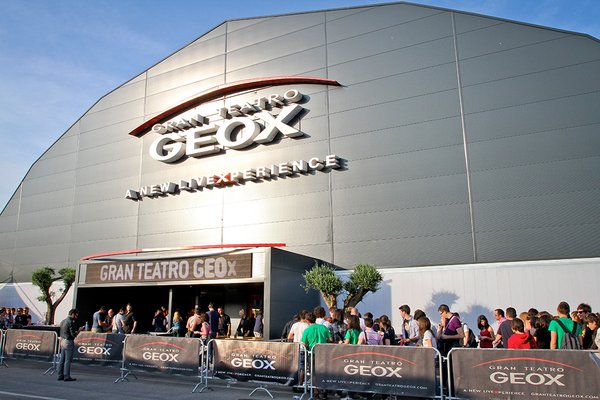 Ingresso del Gran Teatro Geox a Padova